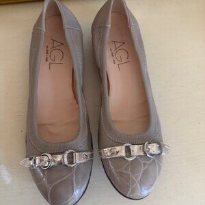 AGL Women's Flats Slip On Casual Dress Shoes Beige and Black Size 36.5